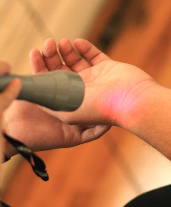 Chiropractor NYC with cutting edge treatment for carpal tunnel syndrome and wrist pain utilizing cold laser therapy and class 4 hot laser therapy in NYC